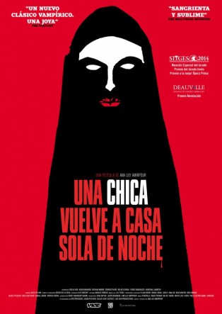 Una chica vuelve a casa sola de noche